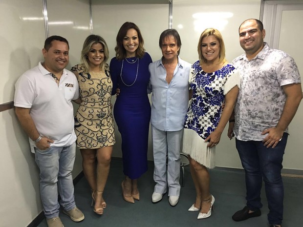 Solange Almeida posa com amigos e com Roberto Carlos em show em Teresina, no Piauí (Foto: Divulgação)