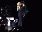 Beyoncé e Jay-Z se beijam em comício de Hillary Clinton