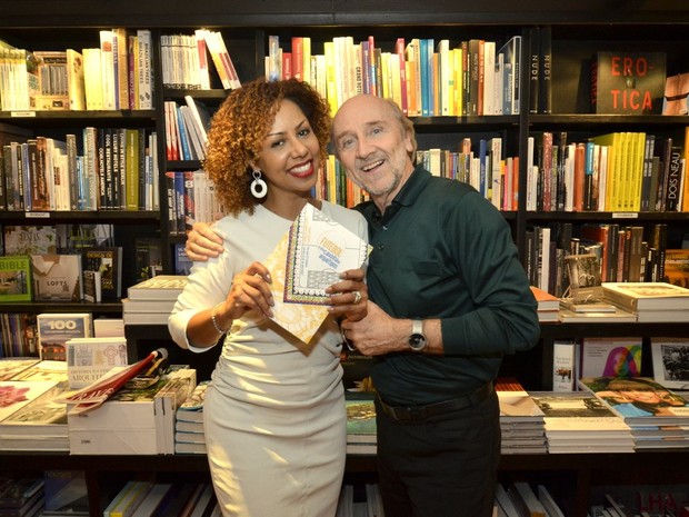 Valéria Valenssa e Hans Donner em lançamento de livro no Rio (Foto: Léo Marinho/ Ag. News)