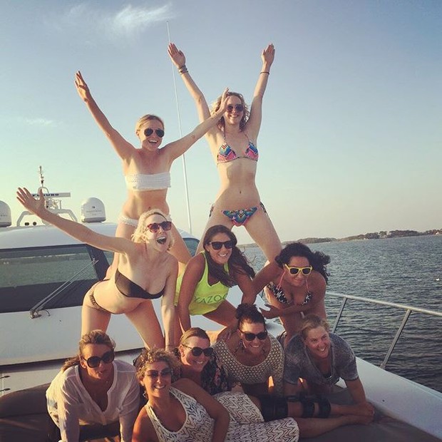 Jennifer Lawrence com amigas (Foto: Reprodução/Instagram)