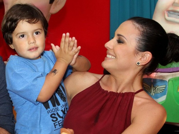 Juliana Knust com  o filho, Matheus, em festa no Rio (Foto: Anderson Borde/ Ag. News)