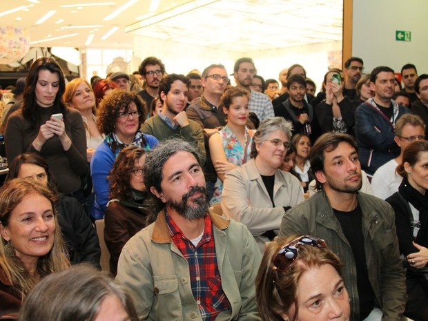 Público na apresentação de seu monólogo na loja Chili Beans (Foto: Thiago Duran/AgNews)