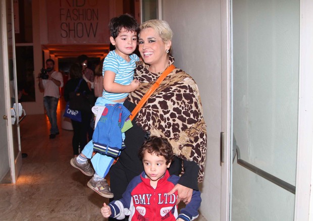 Suzy Rego com os filhos (Foto: Thiago Duran/Ag.News)