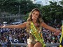Nicole Bahls usa vestido curtinho para bloco de carnaval no Rio