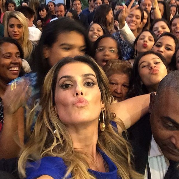 Deborah Secco com fãs em evento em Brasília (Foto: Instagram/ Reprodução)