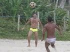 Daniel Alves aproveita dia de sol e joga futevôlei em praia do Rio