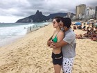 Sophia Abrahão posa de biquíni na praia e ganha abraço do namorado