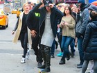 Justin Bieber causa tumulto ao andar de skate na Times Square