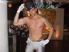 Blog publica fotos do ex-BBB Rodrigo como stripper em Portugal