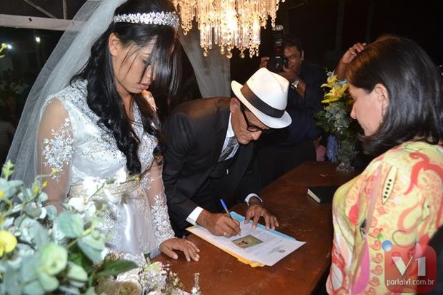 Stefhany Absoluta e Roberto Cardoso assinam a papelada do casamento (Foto: Divulgação/Sergio Alves Portal V1)