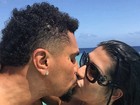 Naldo e Ellen Cardoso dão beijão durante lua de mel no Caribe
