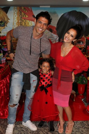 Marlos Cruz e Maytê Piragibe em festa da filha, Violeta, no Rio (Foto: Daniel Delmiro/ Ag. News)