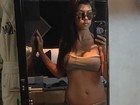 Kourtney Kardashian mostra barriga sequinha ao posar de biquíni 