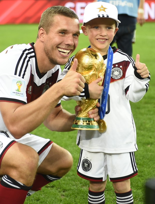 Podolski com o filho na final da Copa do Mundo (Foto: Agência AFP)