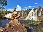 Thaila Ayala medita em cachoeira: 'Tua voz me chama sobre as águas'