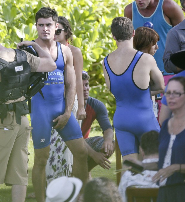 Zac Efron em set de filmagem no Havaí (Foto: Grosby Group/ Agência)