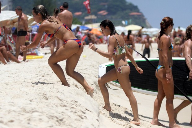Isis Valverde curte praia no Rio de Janeiro (Foto: Marcos Ferreira / FotoRioNews)