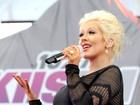 Christina Aguilera exibe barrigão com vestido justinho em show