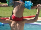 Alexandre Frota se diverte com filho e enteado em dia de piscina