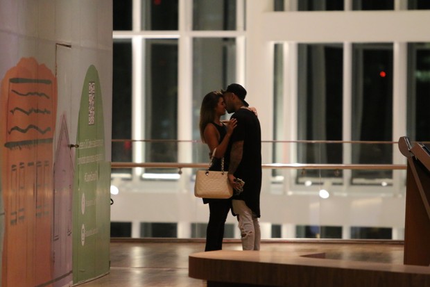 Lucas Lucco beija loira (Foto: Fabio Moreno/AgNews)