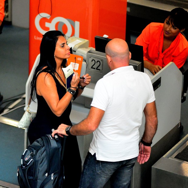 Gretchen com o marido no aeroporto (Foto: William Oda / AgNews)