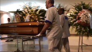 Corpo de Sandra Moreyra é levado para cremação (Foto: Luciana Tecidio / EGO)