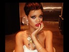 De topless, Rihanna posa sexy para  campanha