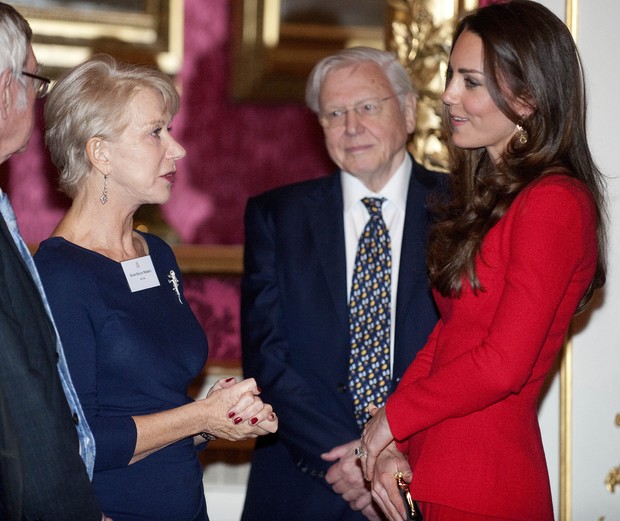 Kate Middleton em evento no Palácio de Buckingham com Helen Mirren (Foto: AFP)