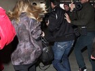 Amanda Seyfried se irrita com paparazzi e corre por aeroporto