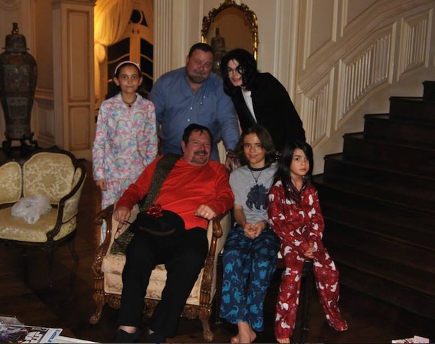 Arnold W. Klein com a família de Michael Jackson (Foto: Reprodução/Facebook)