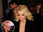 Britney abusa de decote e exibe unhas descascadas em Londres
