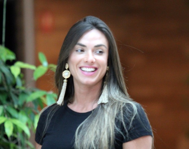 Nicole Bahls em shopping do Rio (Foto: Johnson Parraguez / Foto Rio News)
