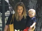 De shortinho, Hilary Duff mostra boa forma em passeio com o filho