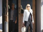 Gwen Stefani passeia estilosa exibindo o barrigão de grávida