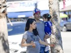 Mila Kunis, grávida, exibe barriguinha ao lado de Ashton Kutcher e da filha