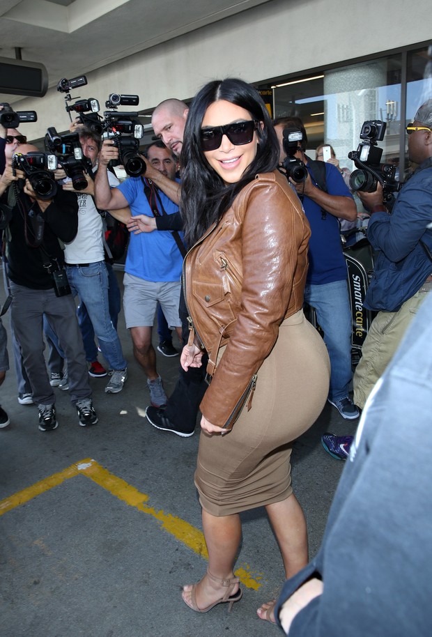 X17 - Grávida, Kim Kardashian em aeroporto de Los Angeles, nos Estados Unidos (Foto: X17online/ Agência)