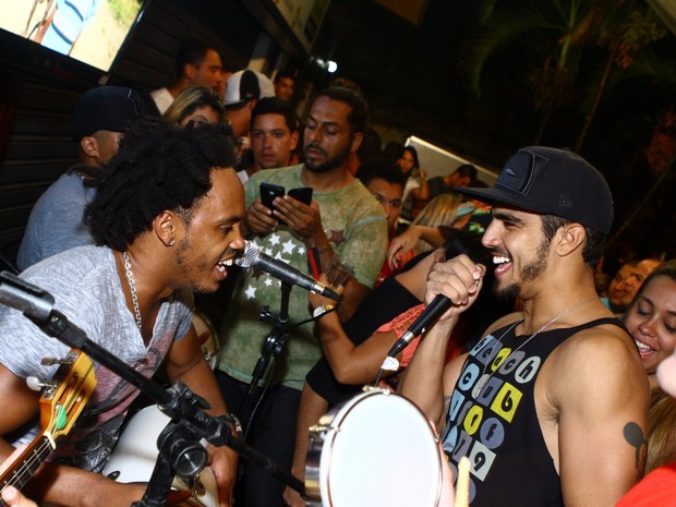 Caio Castro canta com grupo de pagode em bar na Zona Oeste do Rio (Foto: Raphael Mesquita/ Divulgação)