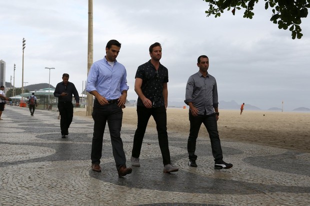 Henry Cavill caminha pelo calçadão (Foto: André Freitas/AgNews)