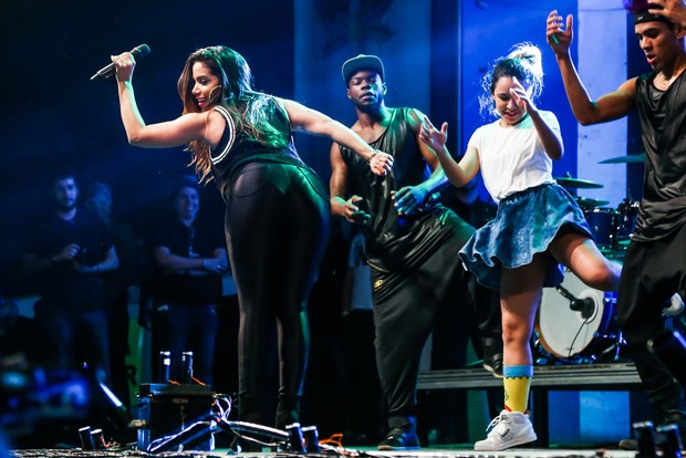 Anitta dança no palco com amiga (Foto: Manuela Scarpa / Foto Rio News)