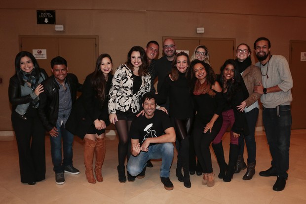 Flávia Monteiro e os atores que atuaram com ela em &quot;Chiquititas&quot; (Foto: Rafael Cusato/Brazil News)