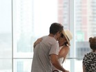 Giovanna Antonelli troca beijos com o marido em shopping no Rio