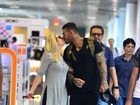 Lucas Lucco dá selinho na mãe em aeroporto