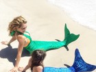 Thalia posa vestida de sereia com a filha, Sabrina, em praia