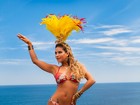 Lucilene Caetano posa no clima de carnaval para revista da Espanha