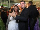 Ex-BBB Yuri e Belo dançam com debutantes na quadra da Mangueira