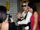 Claudia Leitte viaja com a família e atende fãs no aeroporto