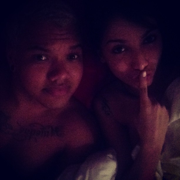 Anitta na cama com um amigo (Foto: Instagram/ Reprodução)