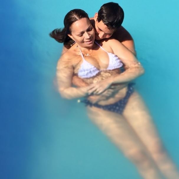 Solange Almeida na piscina com o filho, Rafael (Foto: Instagram / Reprodução)
