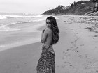 Lea Michele faz topless em sessão de fotos em praia