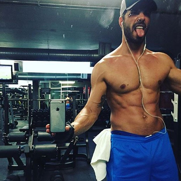 Uriel Del toro posa sem camisa em academia (Foto: Instagram/ Reprodução)